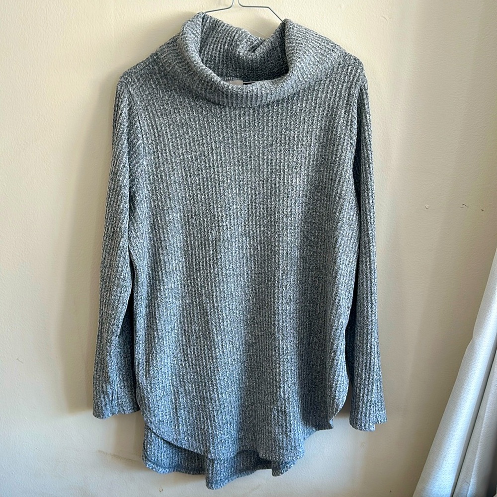 🌻3/$18 St. John’s Bay Hi-low Sweater